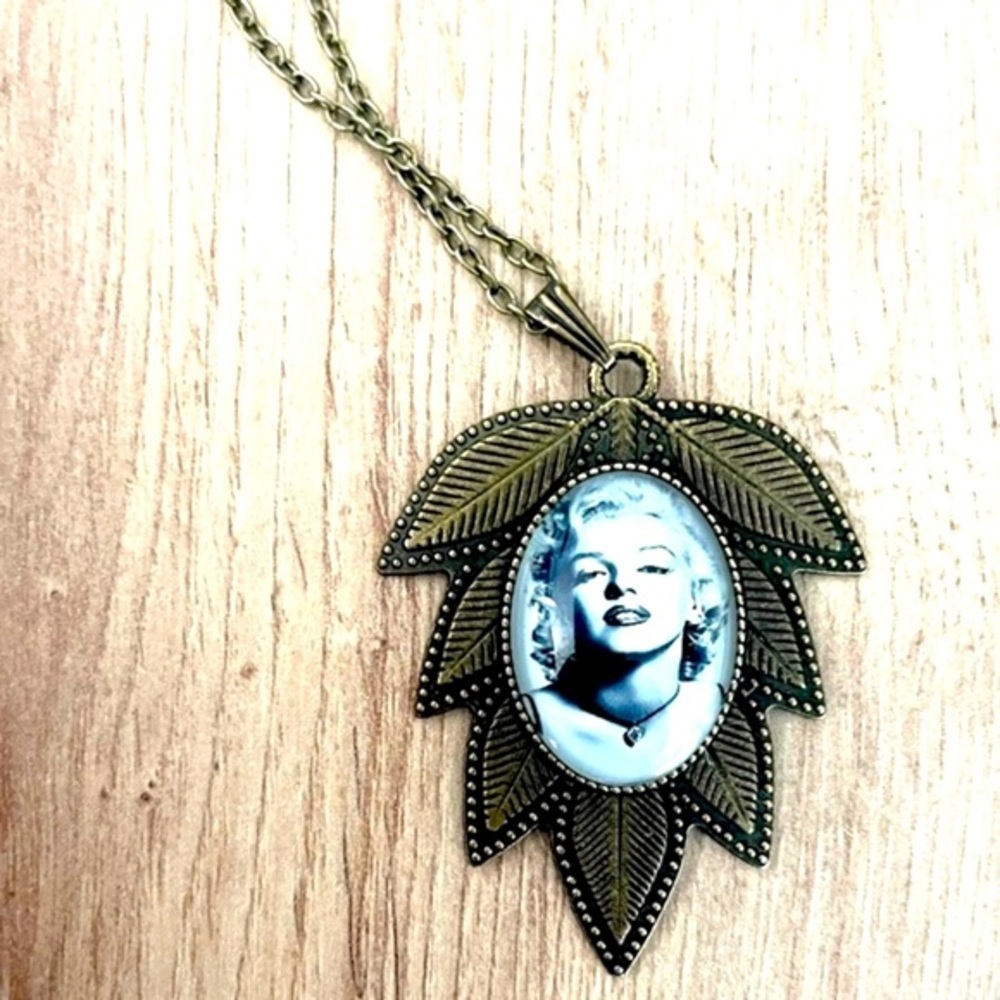 Marilyn Monroe Leaf Pendant Necklace, NWT